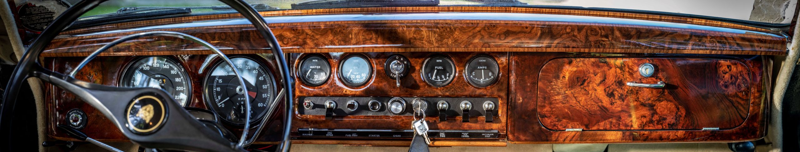 restauration boiseries Jaguar par Julien Lachaud ébéniste – plus petite